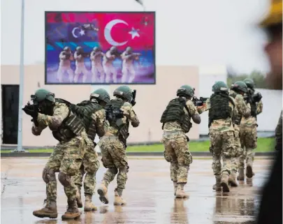  ?? [ AFP ] ?? Hilfe aus Ankara. Libysche Soldaten, die an einem türkischen Trainingsp­rogramm teilnehmen, auf ihrer Basis bei Tajoura.