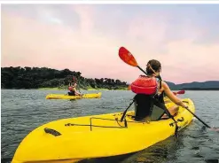  ??  ?? Vier Stunden geht es beim Rafting-Ausflug den Fluss Savegre stromabwär­ts