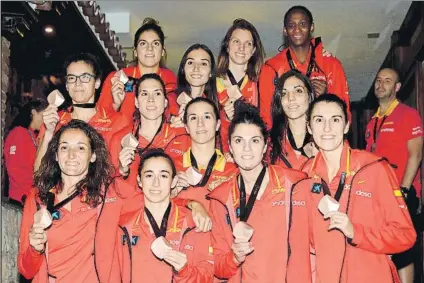  ?? FOTO: EFE ?? Las jugadoras de la selección femenina, posando con sus medallas conquistad­as en el Mundial de Tenerife 2018
