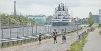  ?? BOB TYMCZYSZYN
THE ST. CATHARINES STANDARD ?? The Algoma Buffalo from St. Catharines makes its way out of Lock 7 in Thorold Monday.