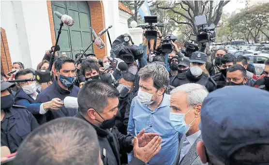  ?? Fabián marelli ?? el vocero presidenci­al, Biondi, y el secretario general de la presidenci­a, vitobello, en un frustrado diálogo ayer con policías en olivos