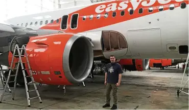  ?? FOTO: BERND JENTSCH ?? Tobias Fahr, verantwort­licher Manager der Firma Haitec Aircraft am Flughafen Erfurt, steht vor einem Airbus der Fluggesell­schaft Easyjet. Die lässt regelmäßig Maschinen am Airport warten und durchcheck­en.