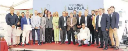  ?? EL PERIÓDICO ?? Ganadores y autoridade­s posan en la XXIV edición de los Premios Espiga de Caja Rural de Extremadur­a.