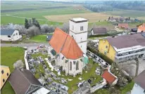  ?? WEICHSELBR­AUN ?? Der Kirchturm in St. Marxen in der Marktgemei­nde Eberndorf in Kärnten wurde durch die heftigen Unwetter schwer beschädigt