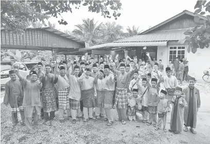  ?? — Gambar Bernama ?? ALBUM: Kumpulan penduduk Kampung Sri Tanjong di Muar Johor ceria bergambar ketika berkunjung­an di rumah Pengerusi Surau Mawaddah Warrahmah Kampung Sri Tanjong, Azahar Tubin (enam kiri) sempena marhaban di rumahnya sempena Aidilfitri barubaru ini.