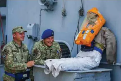  ?? © ?? Roemeense soldaten bij een dummy tijdens een oefening op de Zwarte Zee.
Mihai Barbuafp
