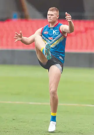  ?? Picture: GETTY IMAGES ?? Peter Wright works on his kicking at Metricon Stadium yesterday.