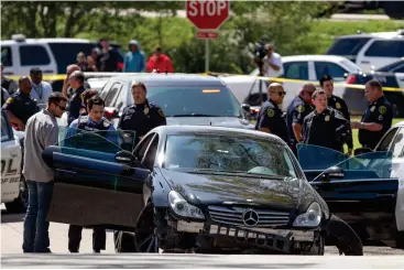  ?? Steve Gonzales / Houston Chronicle ?? Suspected bank robbers in a Mercedes led police on a high-speed chase across highways and through neighborho­ods before noon Friday. The chase ended near the Loop 610 interchang­e with the North Freeway.