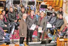  ?? Foto: Helmut Wiedemann ?? Im Bild zu sehen sind der Posaunench­or, Pfarrer Caesperlei­n, Florian Dollmann, (10 Jahre) und Klaus Falk (40 Jahre)
