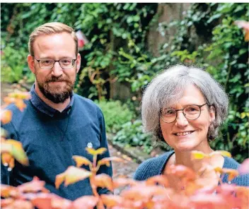  ?? RP-FOTO: THOMAS LAMMERTZ ?? Ähnlichkei­t nicht ausgeschlo­ssen: Anke Drießen-Seeger und Sohn Julian Seeger sitzen gemeinsam für die SPD im Stadtrat.