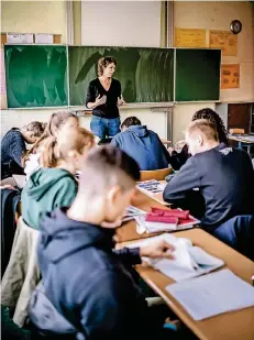  ?? RP-FOTO: ANDREAS ENDERMANN ?? In acht Jahren zum Abitur: Katharina Tepper unterricht­et in der Oberstufe des Friedrich-Rückert-Gymnasiums Mathematik.