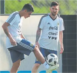  ?? CEZARO LUCA ?? Pavón y Messi. Juntos en el ensayo ofensivo.