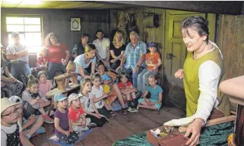  ?? FOTO: WINFRIED RIMMELE ?? Sigrid Maute (rechts) zog die Kinder mit Märchen in ihren Bann.