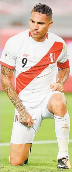  ??  ?? Paolo Guerrero recibió la noticia que podrá disputar el Mundial con Perú.