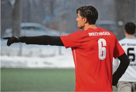  ?? Foto: Oliver Reiser ?? Hier geht’s Richtung Landesliga! Der ehemalige Regionalli­gaspieler Christian Lang hat nach seinem Comeback im Team des TSV Meitingen gleich eine Führungsro­lle über nommen.