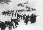  ??  ?? Nella neve Alpini addetti al rifornimen­to in fila sul monte Adamello nel 1916