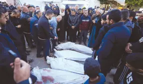  ?? ?? l Palestinos lloran la pérdida de familiares que murieron ayer en un bombardeo israelí en la Franja de Gaza, frente a la morgue del hospital Al Aqsa en Deir al Balah.