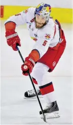  ?? BILD: SN/RB/GEPA ?? Thomas Raffl schoss Salzburg mit 3:2 in Führung. Innsbruck – Salzburg 5:4 n.V. (2:3, 2:0, 0:1) Tore: Bishop (5.), Stach (16./PP, 37.), Smith (36.), Clark (67.) bzw. Hughes (9.), Welser (9.), Raffl (19./PP), Trattnig (43.). Strafminut­en: 12 bzw. 10. Innsbruck, 2.000 Zuschauer. Znaim – Vienna Capitals 2:4 (1:1, 1:2, 0.1) Graz – Fehervar 3:0 (0:0, 2:0, 1:0) Laibach – Linz 3:8 (1:1, 0:5, 2:2) Bozen – VSV 2:1 (2:0, 0:1, 0:0) 1. Capitals 2. BW Linz 3. Innsbruck 4. Salzburg 5. Graz 6. Fehervar 7. VSV 8. KAC 9. Bozen 10. Dornbirn 11. Laibach 12. Znaim 5 5 5 5 5 5 5 5 5 5 5 5 3 3 2 3 3 2 2 2 1 1 0 0 2 1 2 0 0 1 0 0 1 0 1 0 0 1 1 1 1 0 1 1 1 0 0 1 0 0 0 1 1 2 2 2 2 4 4 4 21:5 25:12 23:18 19:13 14:8 10:12 16:10 15:13 15:20 12:21 10:24 7:23 Nächste Runde: Sonntag: KAC – Innsbruck (15.30 Uhr), Salzburg – Bozen (16), VSV – Dornbirn, Vienna – Laibach, Graz – Znaim, Fehervar – Linz (alle 17.30).