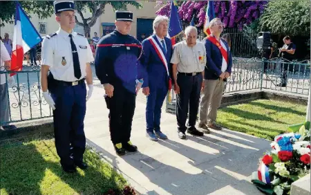  ?? - Crédits : JK ?? Dépôt de gerbe au monument aux morts