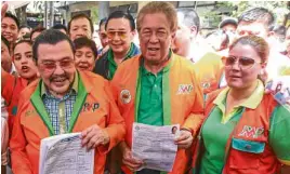  ?? —EARVIN PERIAS ?? FROM RIVALS TOPALS Gunning for a third term, Manila Mayor Joseph Estrada files his COC on Wednesday with his vice mayoral candidate Amado Bagatsing, one of his opponents in the 2013 elections.