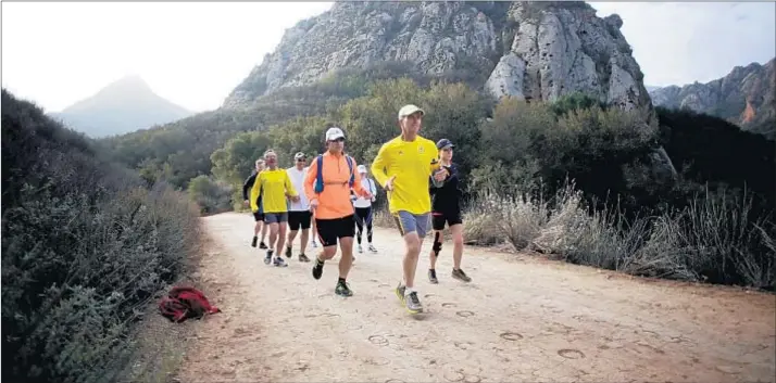  ?? Jenna Schoenefel­d ?? FRIENDS TAKE A RUN at Malibu Creek State Park, where outdoor activities include hiking, fishing, rock climbing, mountain biking and horseback riding.