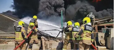  ?? Twitter photo ?? ↑
Dubai Civil Defence firefighte­rs bring blaze at a waste oil dump under control on Monday. No injuries were reported.