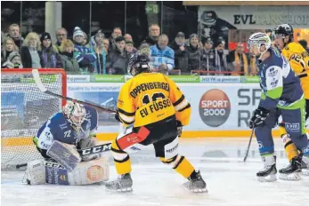  ?? FOTO: REINER ROITHER ?? Torhüter David Zabolotny und die EV Lindau Islanders (im Bild gegen Füssen) stehen nach zwei Niederlage­n mächtig unter Druck.