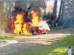  ?? TELAM ?? FUEGO. El auto de la víctima fue prendido fuego frente a su casa.