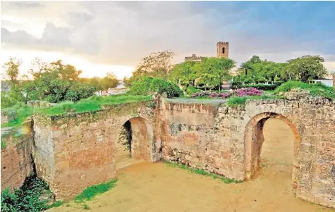  ?? ABC ?? Una parte del conjunto monumental del Castillo de Alcalá de Guadaíra al que pertenece la Torre Mocha