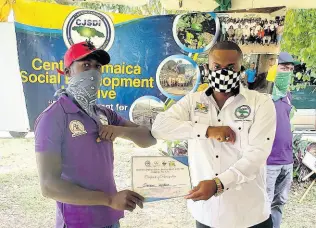  ?? CONTRIBUTE­D ?? Damion Young (right) with one of the participan­ts, Shelton Watson, from the recent farmers training session held in St Elizabeth.