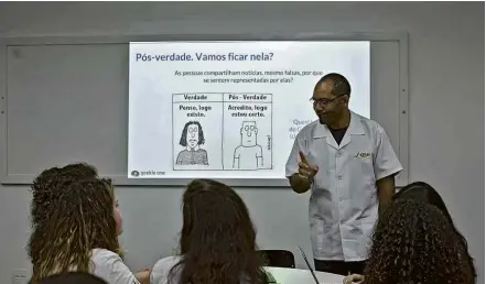  ?? Zé Carlos Barretta/Folhapress ?? Alunos do Colégio Magister, em São Paulo, assistem a uma aula como identifica­r fake news