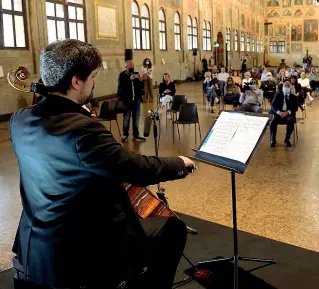  ?? (Fossella/bergamasch­i) ?? Note e versi Il violoncell­ista Francesco Martignon davanti al pubblico del Salone