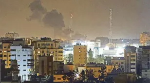  ?? REUTERS ?? Smoke rises during Israeli airstrikes in Gaza City yesterday.