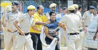  ?? PARVEEN KUMAR/HT ?? The police detained more than 20 people for creating a ruckus outside Ryan Internatio­nal School, Bhondsi.