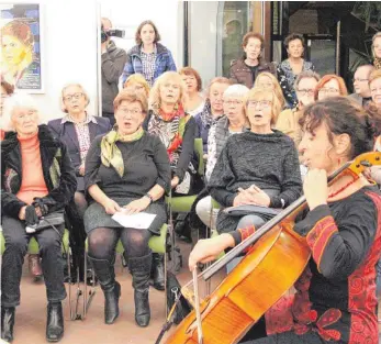  ?? FOTO: JUDITH EZEREX ?? Etwa 80 Besucher wollten die Vernissage zur Ausstellun­g „Gesicht zeigen“miterleben und sangen mit Cellistin Verena Stei „Shalom chaverim“.