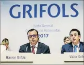  ?? ALEJANDRO GARCÍA / EFE ?? Raimon y Víctor Grífols, consejeros delegados