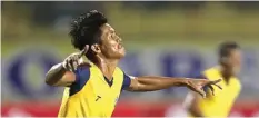  ?? ANGGER BONDAN/JAWA POS ?? LINCAH: Pemain Persegres Nunung Dwi Cahyo merayakan gol ke gawang Semeru FC di Stadion Gelora Joko Samudro (26/4).