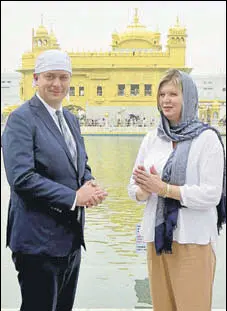  ?? SAMEER SEHGAL/HT ?? Leader of opposition in Canada Andrew Scheer and his wife Jill Scheer paying obeisance at the Golden Temple in Amritsar on Wednesday.