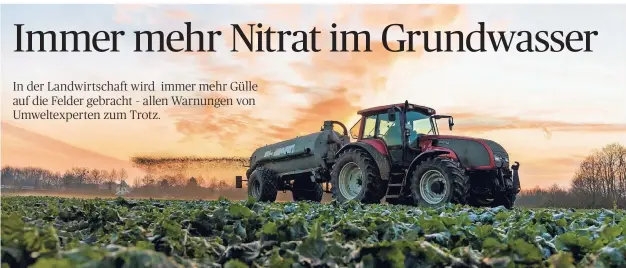  ?? FOTO: DPA ?? Ein Landwirt fährt mit einem Güllefass bei Sonnenaufg­ang über ein Rapsfeld.