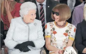  ??  ?? La reina de Inglaterra, Isabel II, junto a la editora de la edición americana de la revista de moda Vogue, en el desfile de Richard Quinn. La colección cápsula de Gigi Hadid Para Tommy Hilfiger responde a la caza de audiencias más jóvenes que quieren...