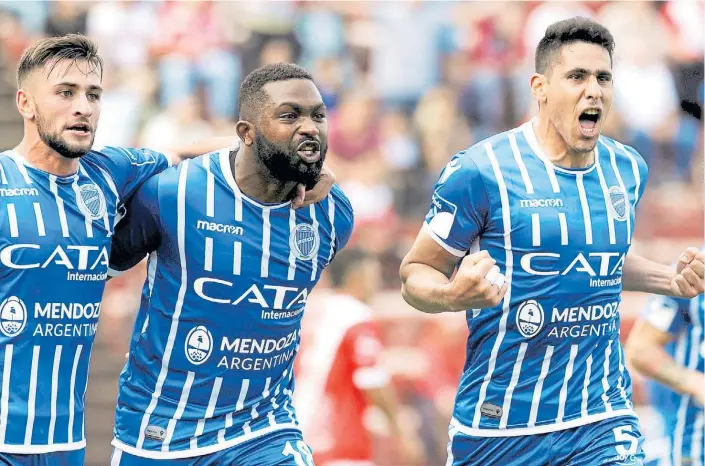  ?? FERNANDO DE LA ORDEN ?? Festejo. Santiago García lidera la celebració­n junto a Jalil Elías y Diego Viera. Los mendocinos ganaron 25 de los últimos 27 puntos.