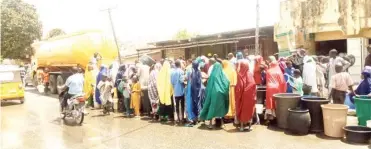  ??  ?? Tanker dispensing water to residents of Bauchi metropolis