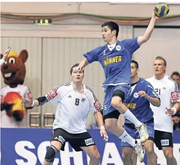  ?? FOTO: IMAGO ?? Rückblick: Im März 2009 setzt der damals 24 Jahre alte israelisch­e Nationalsp­ieler Avishay Smoler zum Wurf an. Das EM-Qualifikat­ionsspiel gewinnt das deutsche Team um Sebastian Preiß (M.) und Lars Kaufmann mit 36:24.