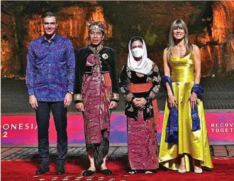  ?? ?? Los líderes del G20 se vistieron ayer con las tradiciona­les camisas indonesias ‘batik’ para asistir a la cena de gala, a la que acudieron el presidente del Gobierno, Pedro Sánchez, y su mujer, Begoña Gómez. Fueron recibidos por el presidente indonesio, Joko Widodo, y su mujer Iriana Widodo.