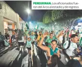  ?? ?? PEREGRINAN. Los aficionado­s fueron del Arco al estadio y de regreso.