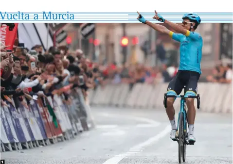  ??  ?? 1 Comunión con su público.
La Gran Vía de Murcia recibió entregada por tercer año consecutiv­o a Luis León Sánchez, que devolvió los aplausos.
2 Minutada. Carretero (Movistar Team) y Soto (Fundación Euskadi) lideran la escapada de la jornada inicial, que se fue hasta casi 17’ de ventaja.
3 El aviso de Meurisse.
El belga del Circus-Wanty puso la primera piedra a su triunfo final en la brutal rampa de Caravaca de la Cruz.
4 Plata para Josef Cerny. El checo del CCC es un peleón que no desaprovec­hó la oportunida­d de lucimiento y terminó segundo en la general.