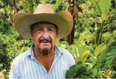  ?? Foto: Nick Kaiser, dpa ?? Kaffeebaue­r José de Leon auf einer Plantage in Guatemala. Wegen des niedrigen Weltmarktp­reises sehen die Erzeuger ihre Existenz gefährdet. Viele versuchen, in die USA auszuwande­rn.