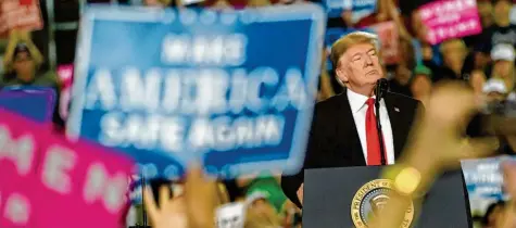  ?? Foto: Jeff Swensen, afp ?? US-Präsident Trump in der Ex-Demokraten-Hochburg Erie: „In unserem Land ereignet sich gerade die größte Revolution der Geschichte!“