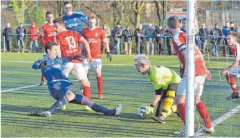  ?? FOTO: DEREK SCHUH ?? Der FV Ravensburg (links Sebastian Mähr) kam beim 3:0 gegen den Offenburge­r FV (Torwart Ron Fahlteich) zu zahlreiche­n Chancen.