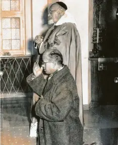  ?? ?? Mit mehreren Gottesdien­sten wurde die Heimkehr der Korea-Missionare gefeiert. Das Foto zeigt Erzabt Chrysostom­us Schmid und Pater Gabriel Frömmer bei der Dankesmess­e in der Hauskapell­e des Bischofspa­lais in München.